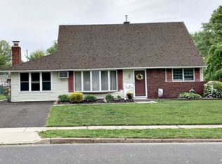 2 Tulip Tree Rd, Levittown, PA 19056