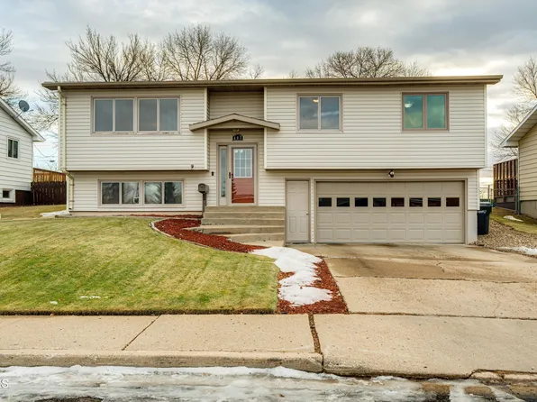 607 12th St NW, Mandan, ND 58554