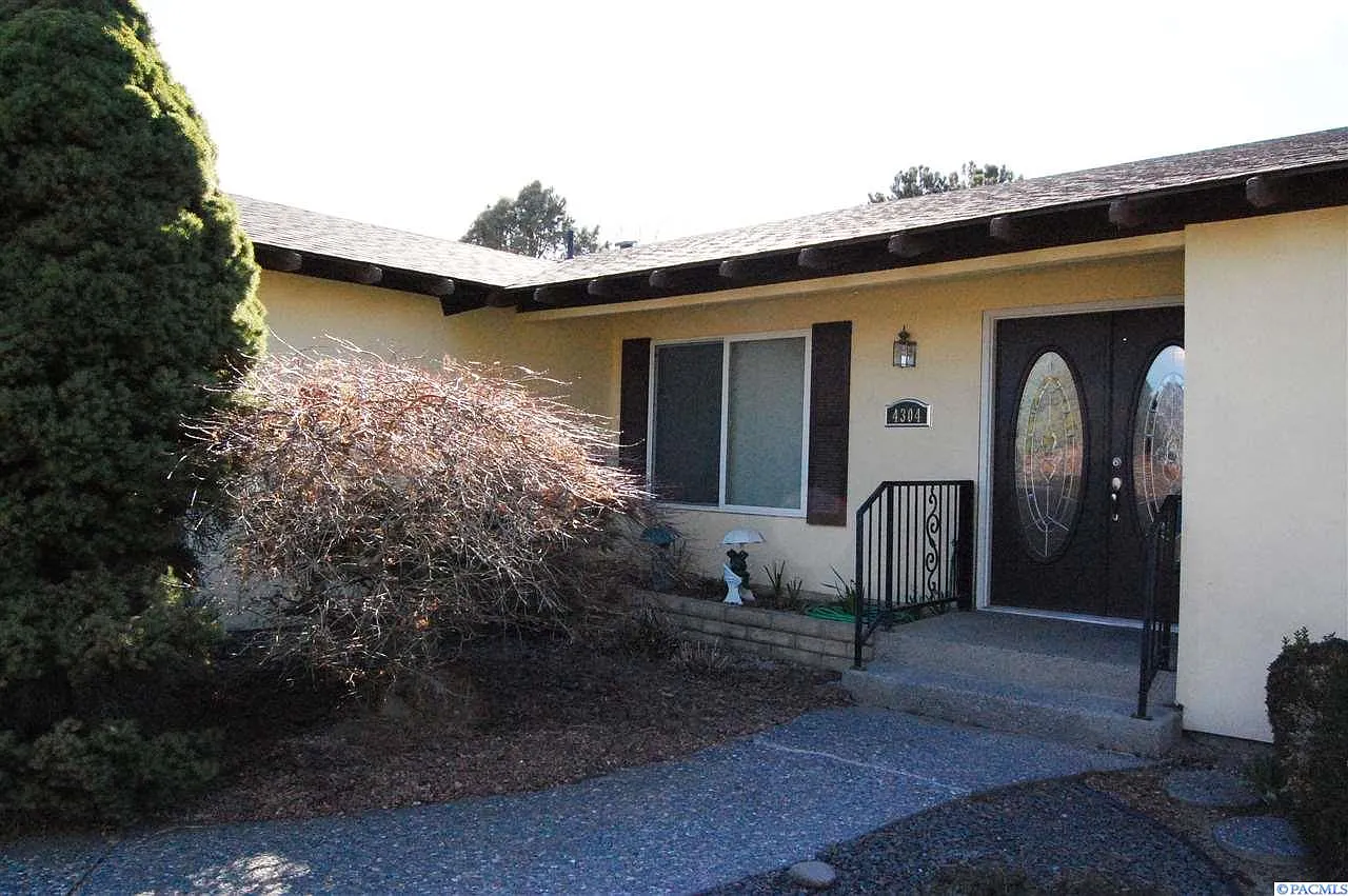4304 S Elm St photo 1