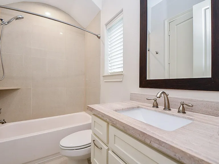 709 Delano St — Photo 34