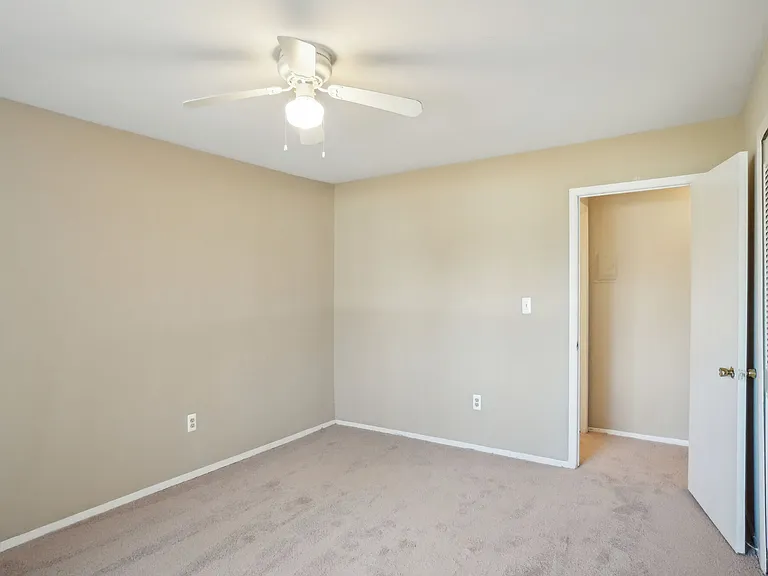 Plymouth Manor Apartments — Photo 20