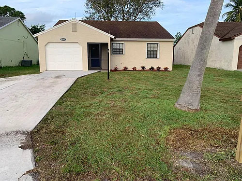 5794 SE Mitzi Ln Photo 1