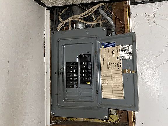4th image of 2732 Daniels Ave