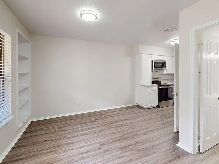 Davis Square Apartments — Photo 36