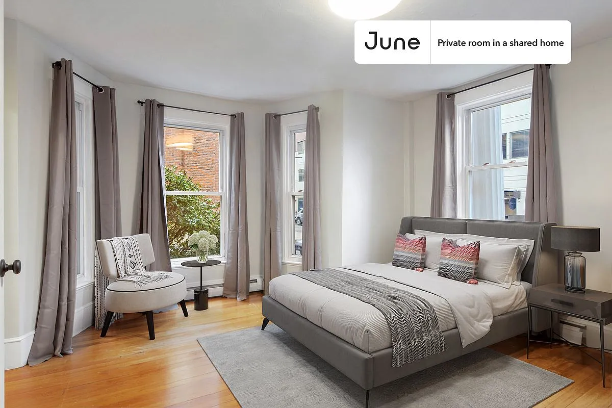 Queen bedroom in 2 bed/1.5 bath home in Newton Corner #776 B — Photo 1