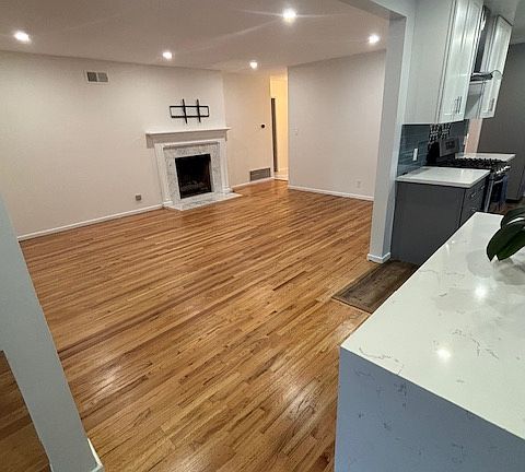 5th image of 6213 Enfield Ave