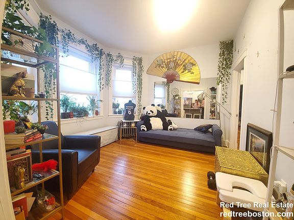 2nd image of 72 Strathmore Rd APT 2B