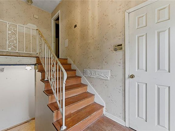 4th image of 2131 Chevy Chase Ln