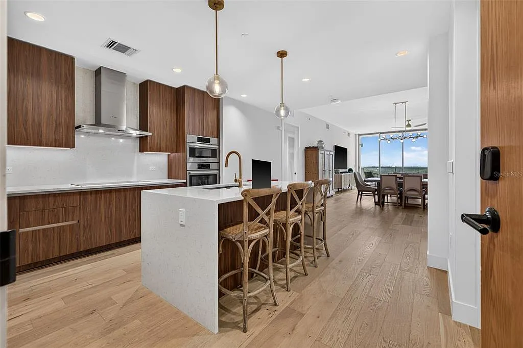 2 bed, 2.5 bath, 1923 sqft, $7,000 — Photo 3
