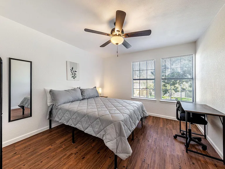 Beautiful spacious room with Queen bed. Desk is included