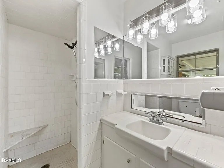 222 Maplewood Dr — Photo 8