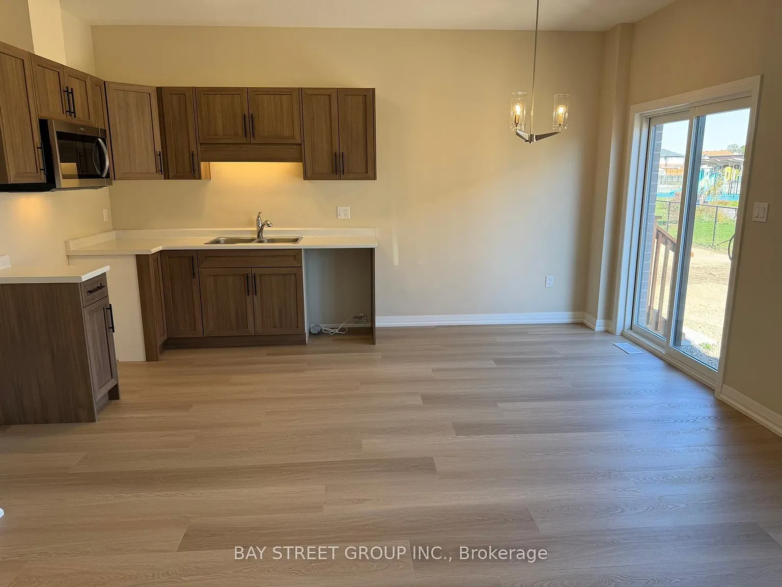 3 bed, $2,400 — Photo 4