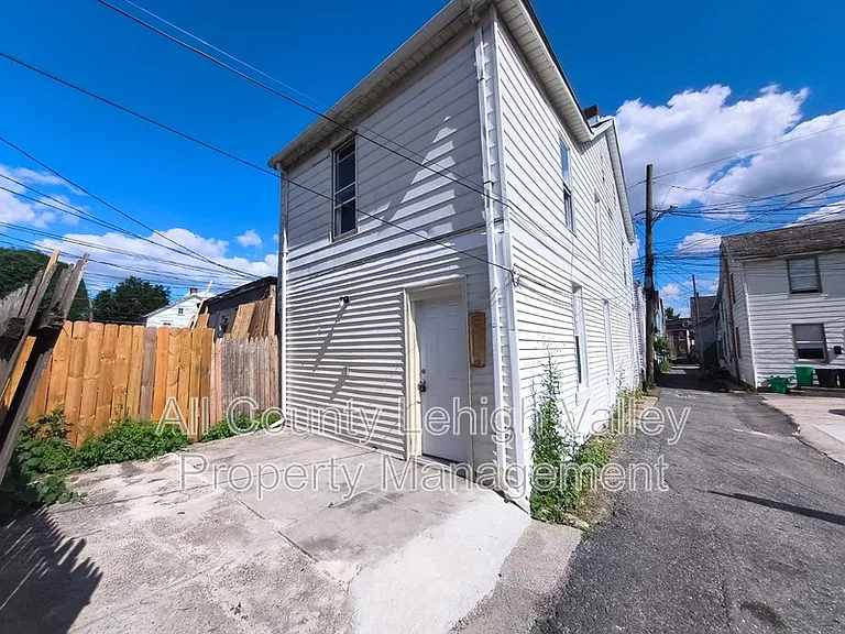1141 Emmett St — Photo 9