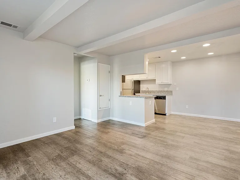 Live Oak Apartments — Photo 17