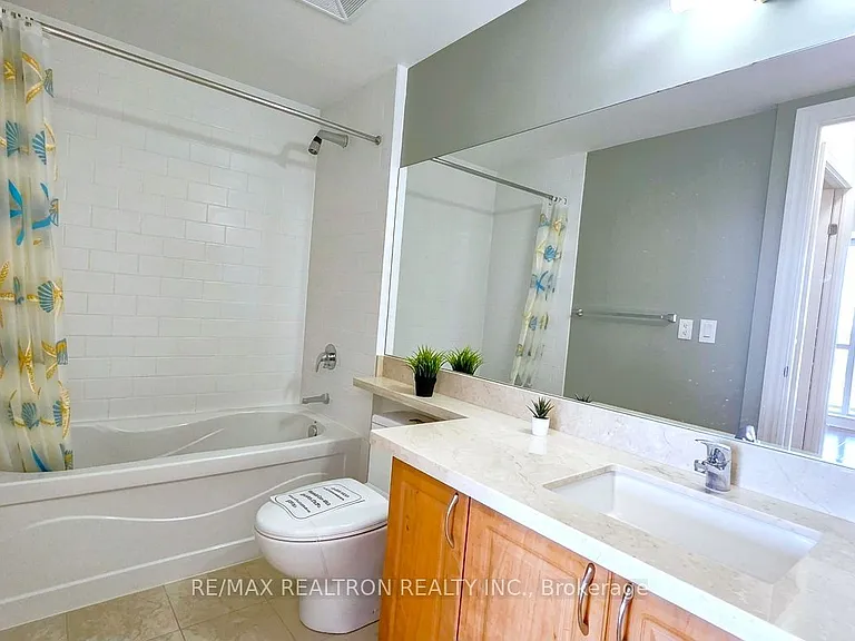 39 Upper Duke Cres #604 — Photo 9