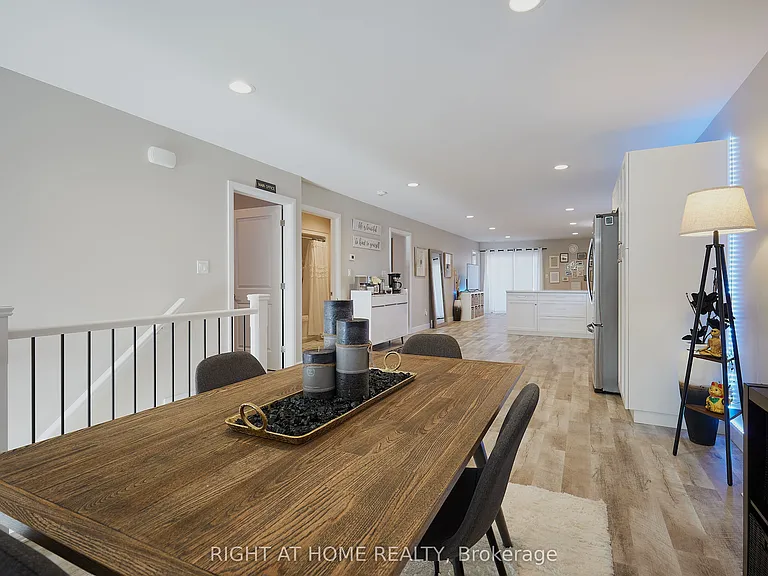 42 Moonstone Cres — Photo 3