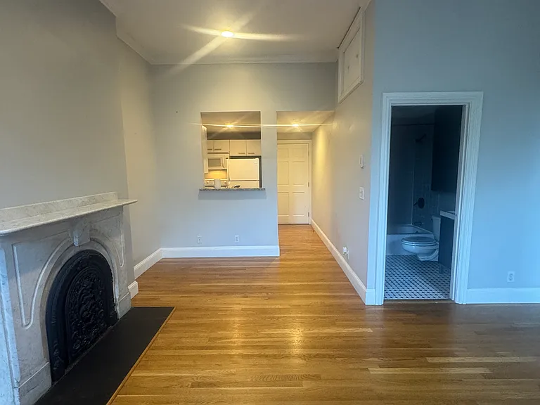 Additional photos showcasing the apartment's layout and flow.