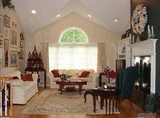 12 Pawnee Dr, Commack, NY 11725