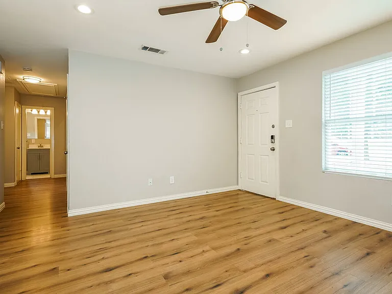 513 N Wood St — Photo 7