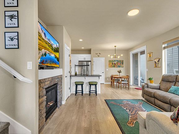 4th image of 61082 SE Sydney Harbor Dr