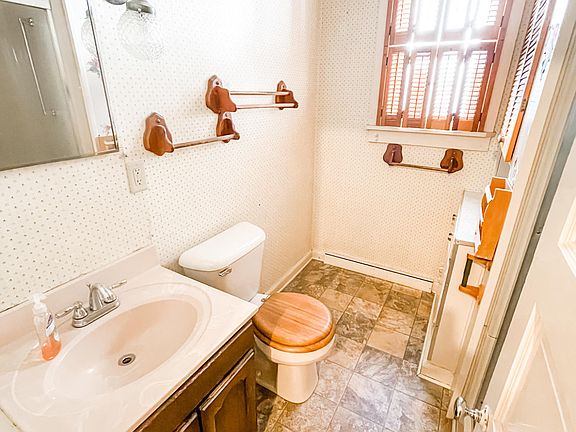 3rd image of 818 Brown St