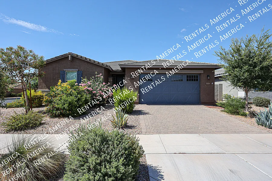 Stunning 5-Bedroom Home Spacious & Upgraded Throughout! — Photo 2