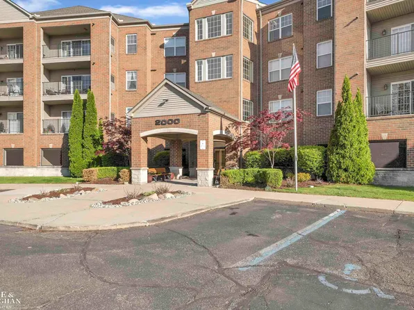 2316 Country Club Dr, Saint Clair Shores, MI 48082