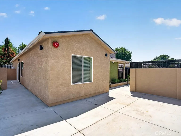 8412 Burnet Ave — Photo 22