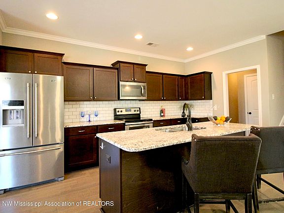 5th image of 2046 Queens Ct