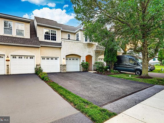 3rd image of 54 Old Barn Dr