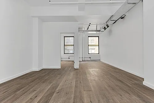 255 W 36th St #1006 Photo 1
