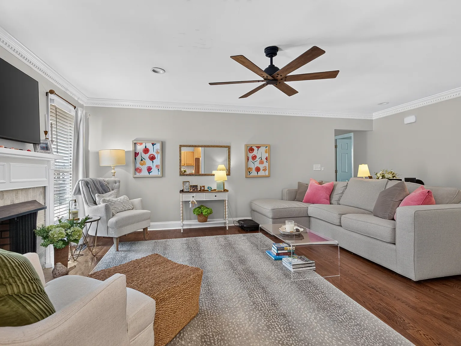 3 bed, 1405 sqft, $2,200 — Photo 2