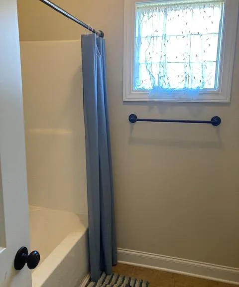 Hall bathroom, tub