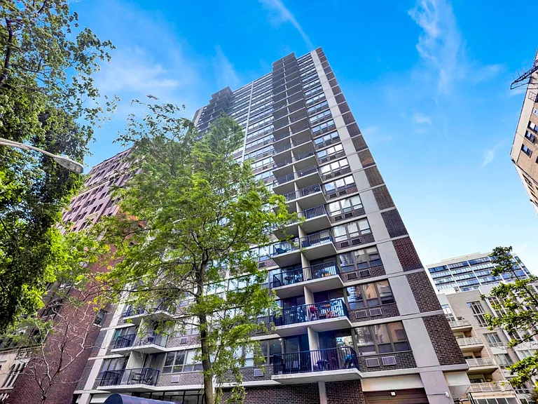 2740 N Pine Grove Ave #9 — Photo 1
