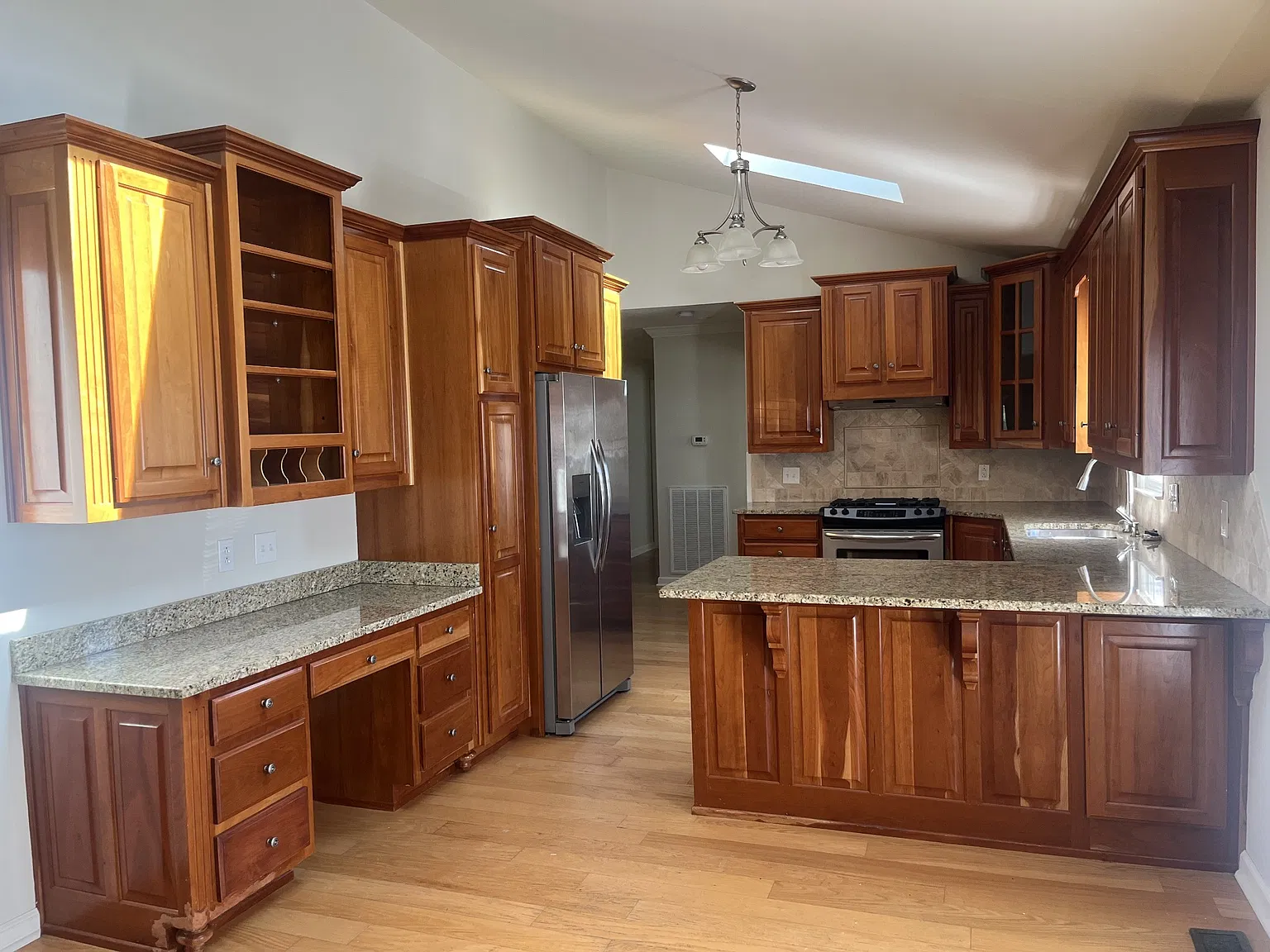 3 bed, 1.0 bath, 1202 sqft, $1,600 — Photo 3