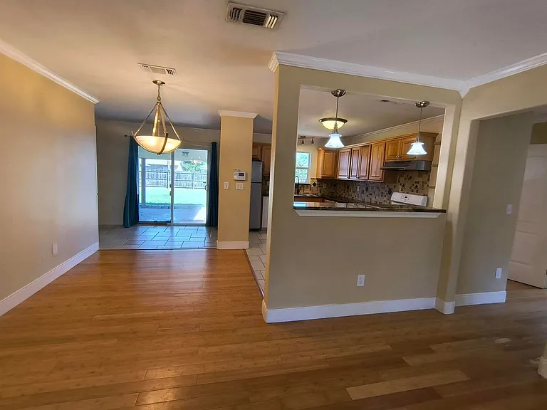 306 River Oaks St — Photo 4