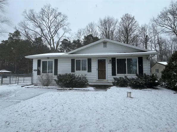 2121 Bramblewood Dr, Burton, MI 48519