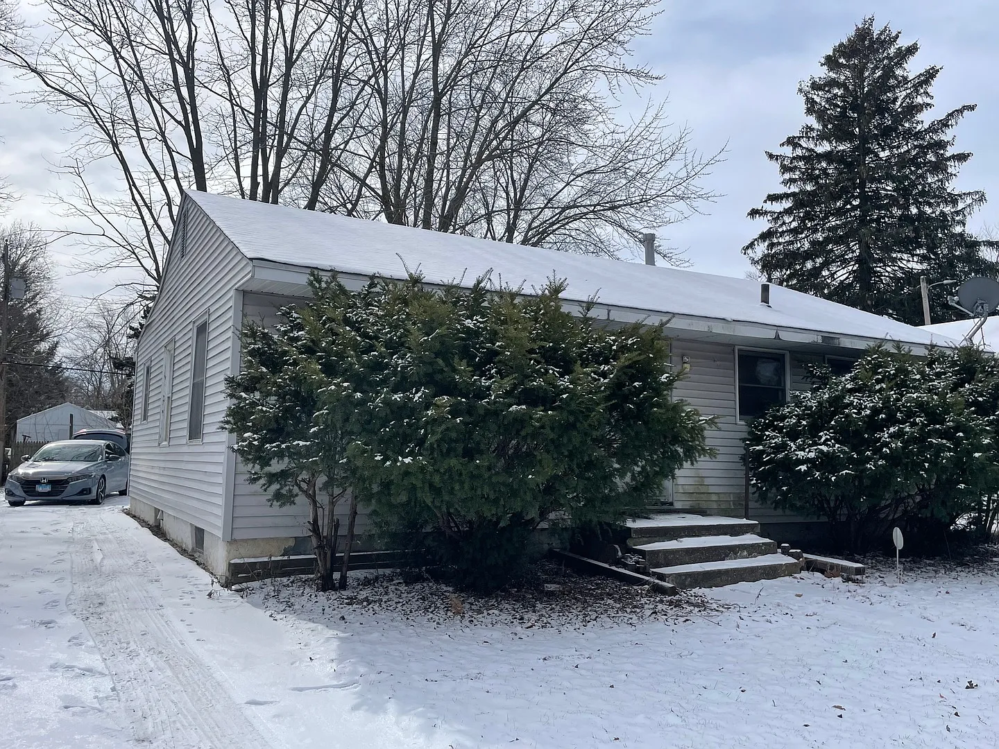1013 W Tremont St photo 1