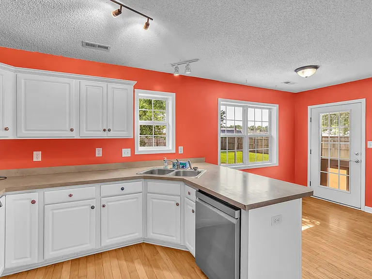 403 Arabian Ln — Photo 21