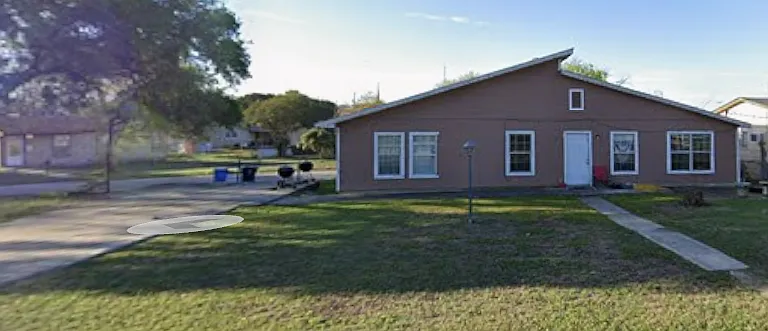 921 E Walnut St — Photo 1