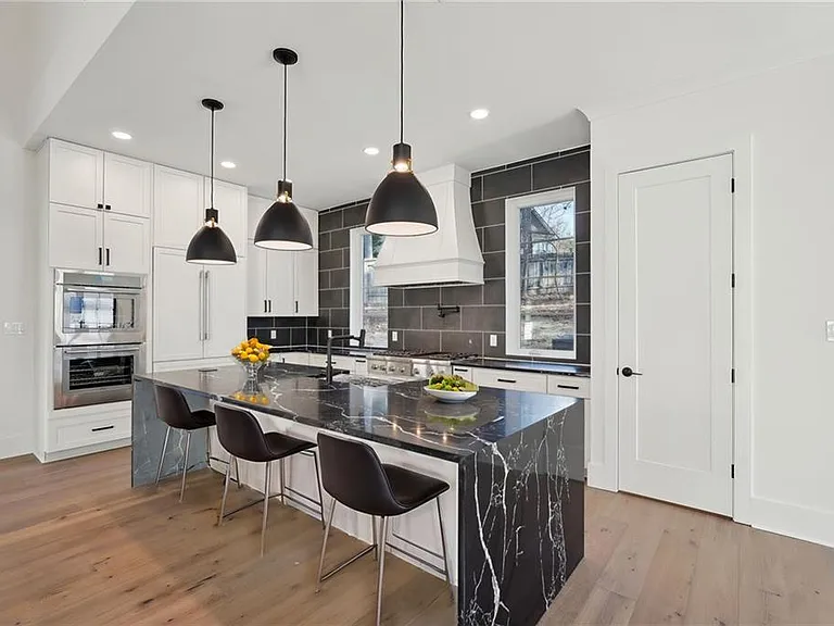 120 Thome Dr — Photo 10
