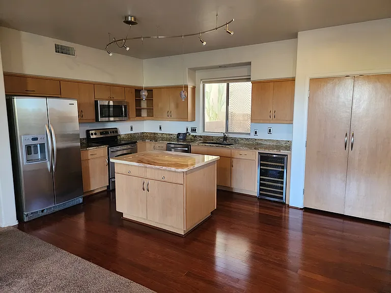 114 E Calle Zavala — Photo 7