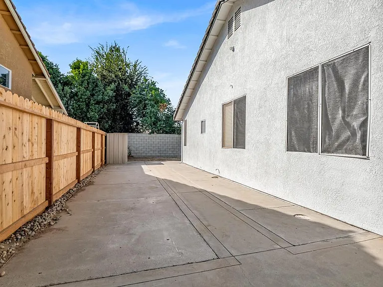 N Whitney Ave — Photo 23