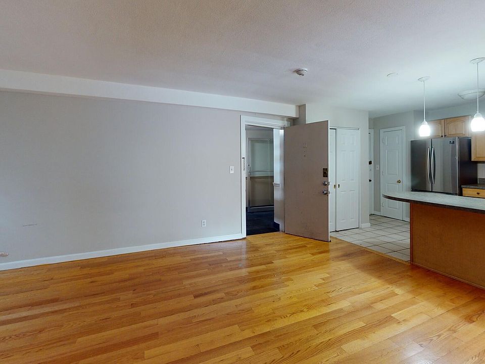 2nd image of 18 Glencoe St #9
