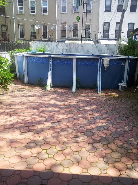 Pool in back yaed