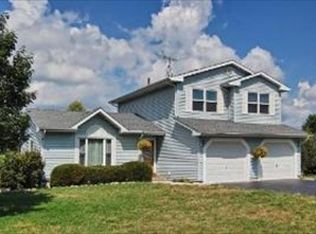 10015 Winter Green Dr, Spring Grove, IL 60081