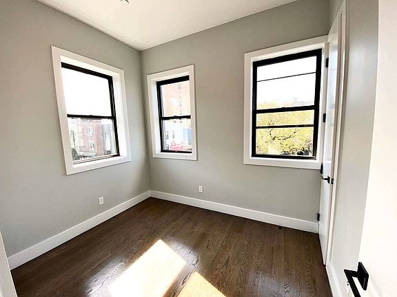 3rd image of 644 Lorimer St #24