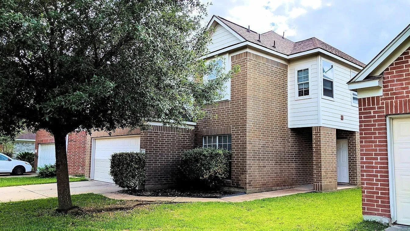 5 bed, 2.5 bath, 2695 sqft, $2,295 — Photo 1