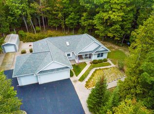 16508 Pineview Dr, Presque Isle, MI 49777