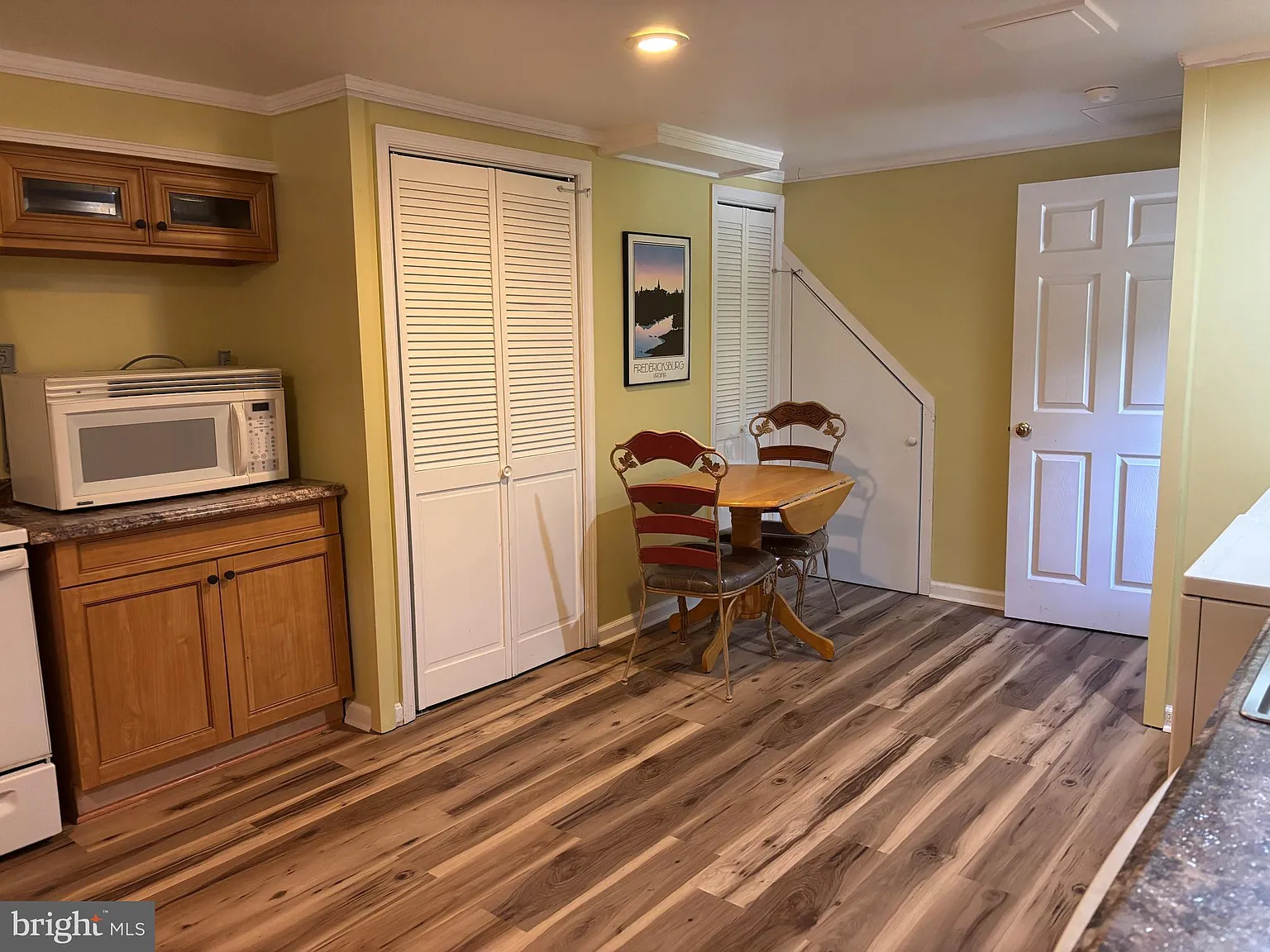 2 bed, 1.0 bath, 3136 sqft, $1,700 — Photo 3